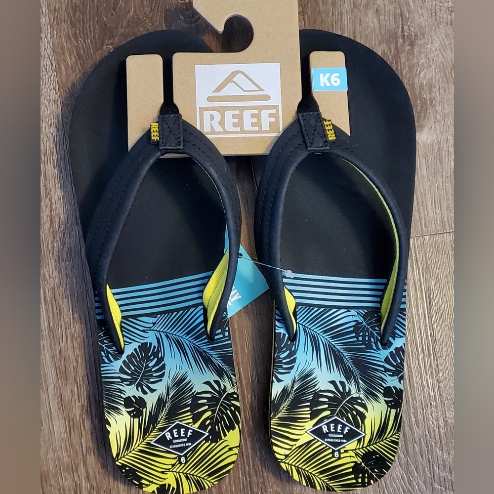 Boy's size 6 flip flop sandals NWT
